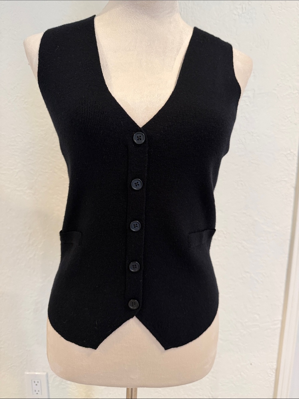Evereve Black V-Neck Button Vest size x-small
